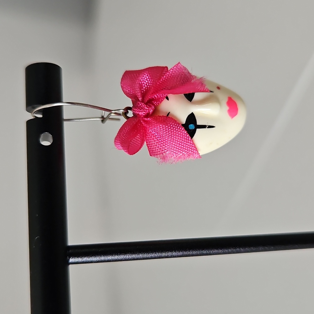 Chic Pink Bow Face Earrings - Picture 2 of 4